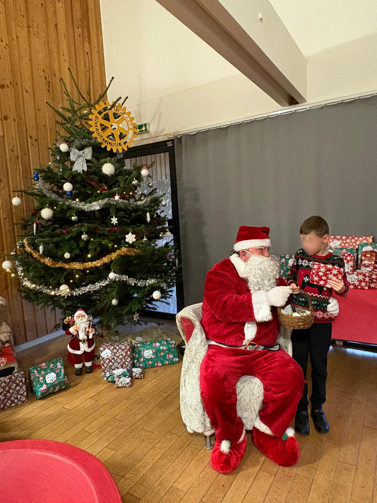 Le Père Noël a remis un cadeau à chaque enfant